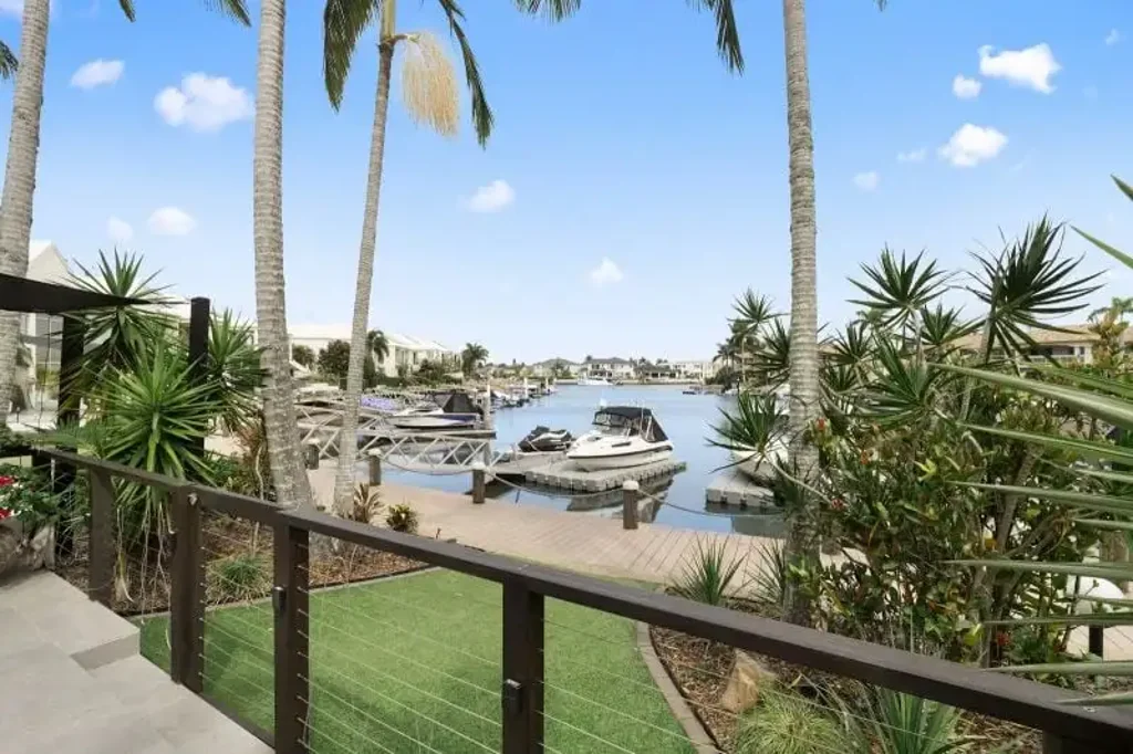 Runaway Bay 4房  Luxury Renovated Waterfront Residence inclusive of Pontoon