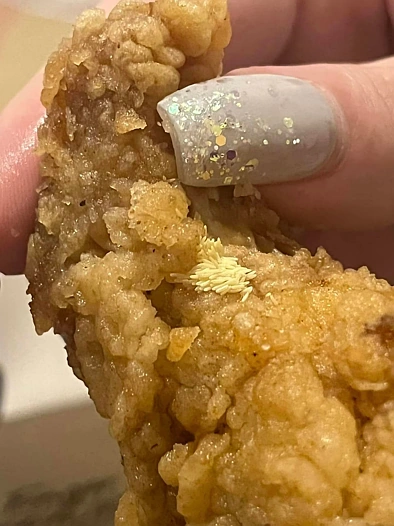 超恶心！坐标西区！有市民在KFC里吃到这种东西，当场吐了！