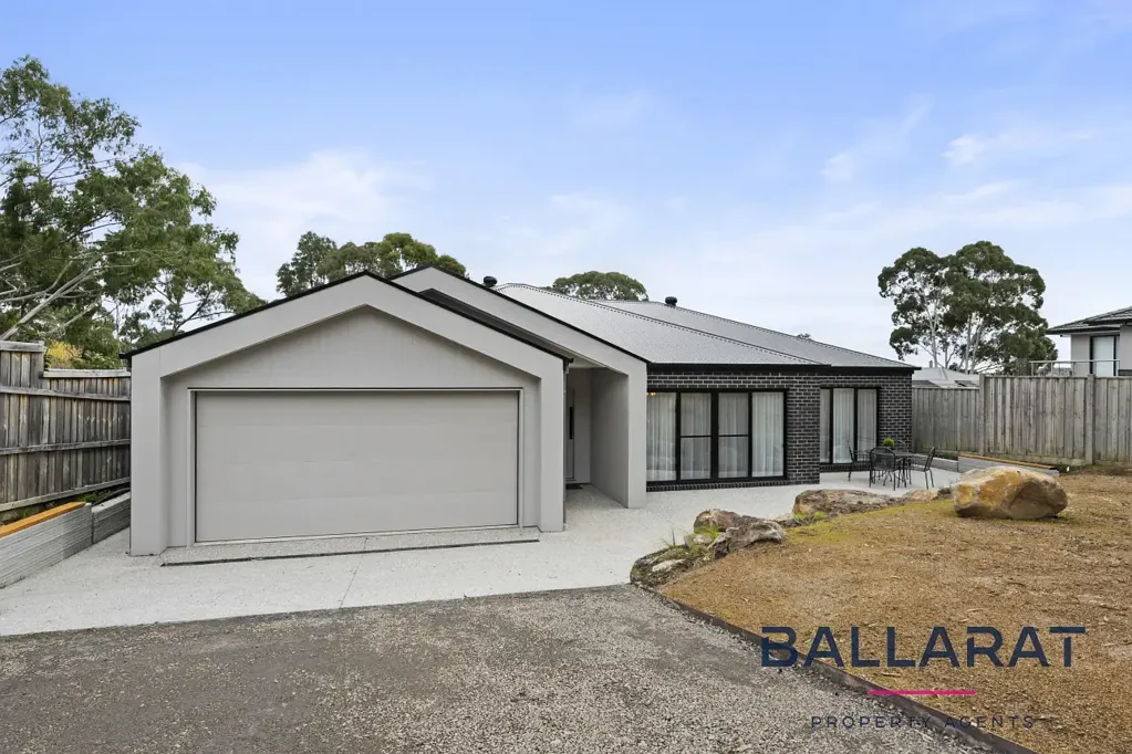 Ballarat East 4房  Brand New Custom-Built Luxury in a Tranquil Bushland Setting With Caravan Access