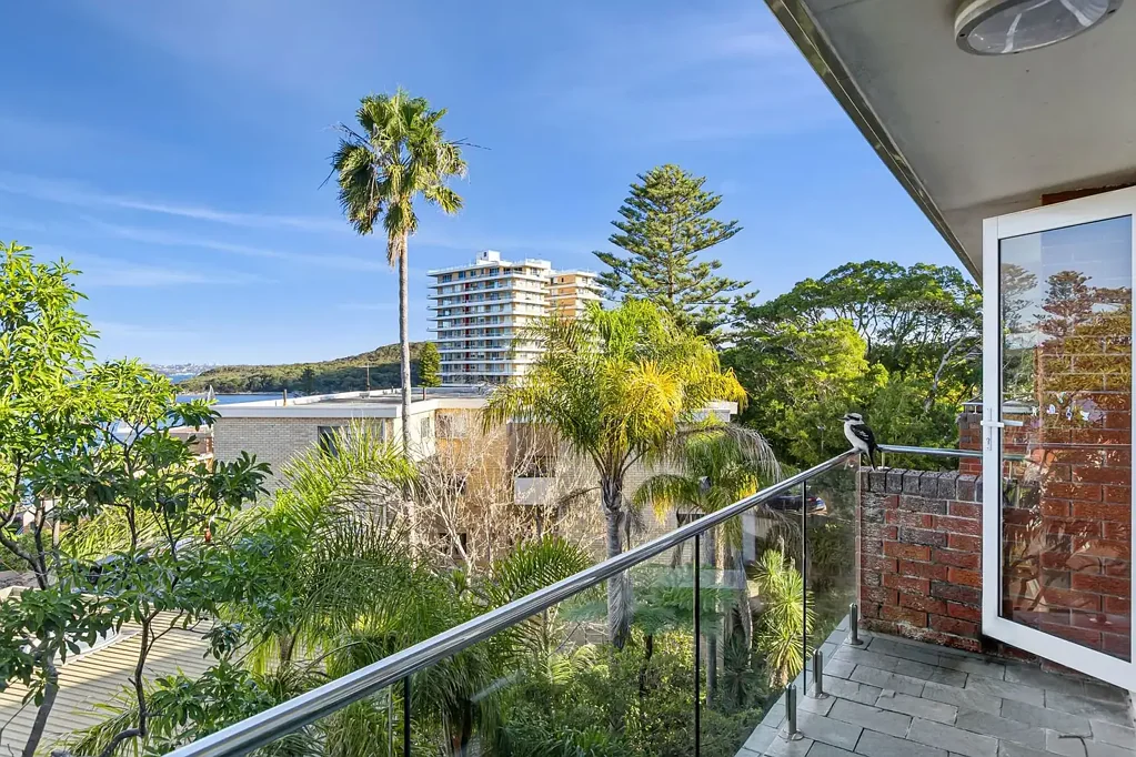 Fairlight 2Moenga Gorgeous top floor harbour-view apartment hushed in a premier street on Manly's doorstep