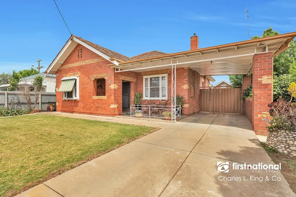 Echuca 2બેડરૂમ AUCTION Sat 6th Dec 12:00 PM - Central Charm - Ideal for Investors, Developers or First Home Buyers