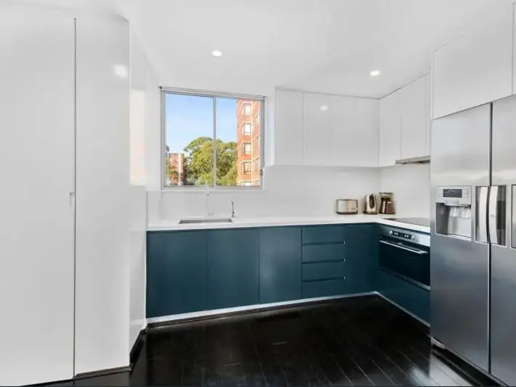 DESIGNER APARTMENT IN THE HEART OF RANDWICK!!