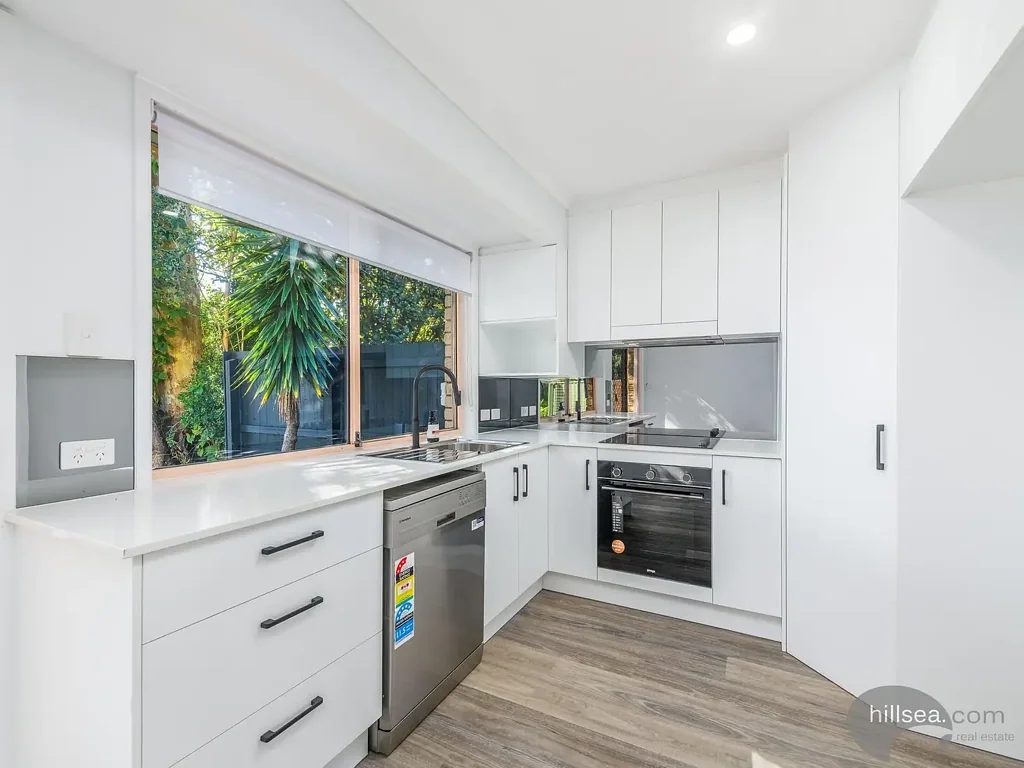 Coombabah 2ห้องนอน FULLY RENOVATED LOW SET VILLA - READY TO MOVE IN!