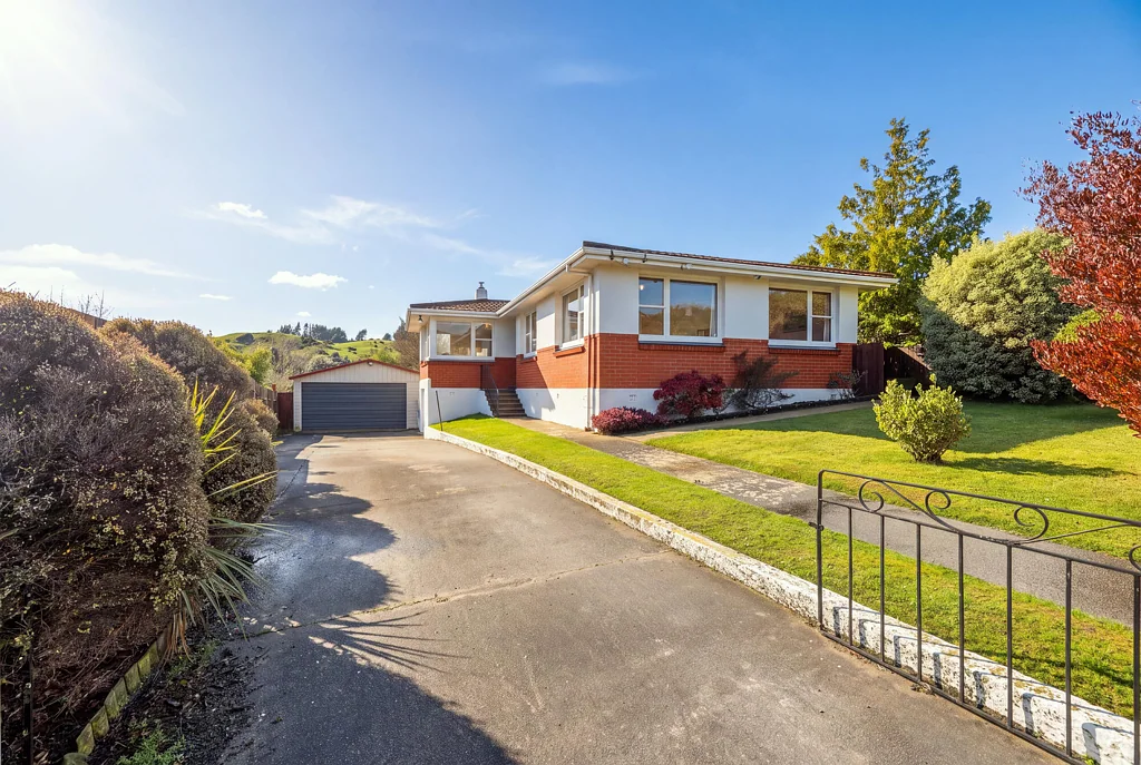 Concord 3房  Solid, sunny family home with 4 car garaging