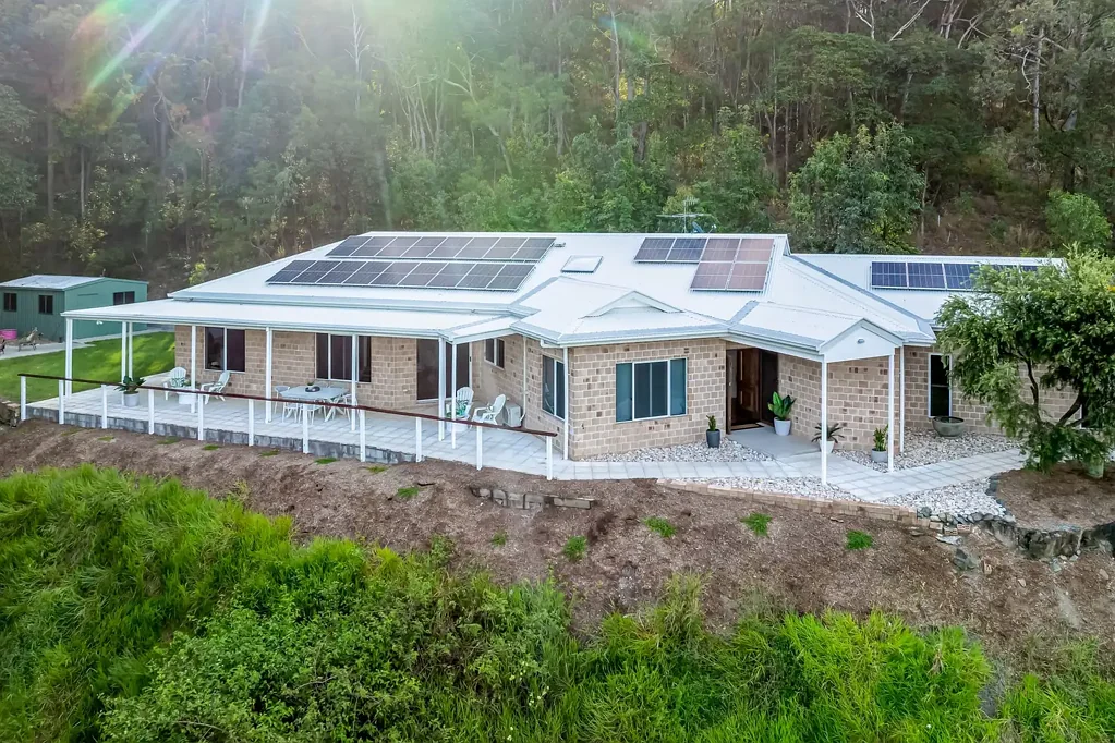 Valdora 4房  Discover Your Dream Oasis: A Chic, Low-Maintenance Retreat with Views on a Cozy Small-Acreage Property