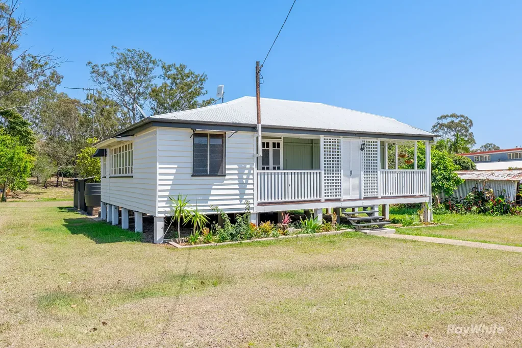Beautifully Renovated 2-Bedroom Country Cottage with Big Yard & Deck