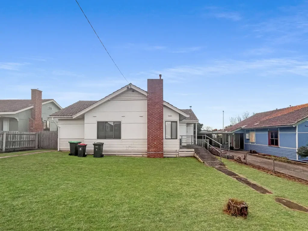 Neat 3-Bedroom Home With Shed