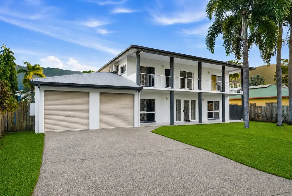 Kewarra Beach 5 Bedroom 'The White House' with Dual Living Granny Flat | Huge Outdoor Area & Swimming Pool