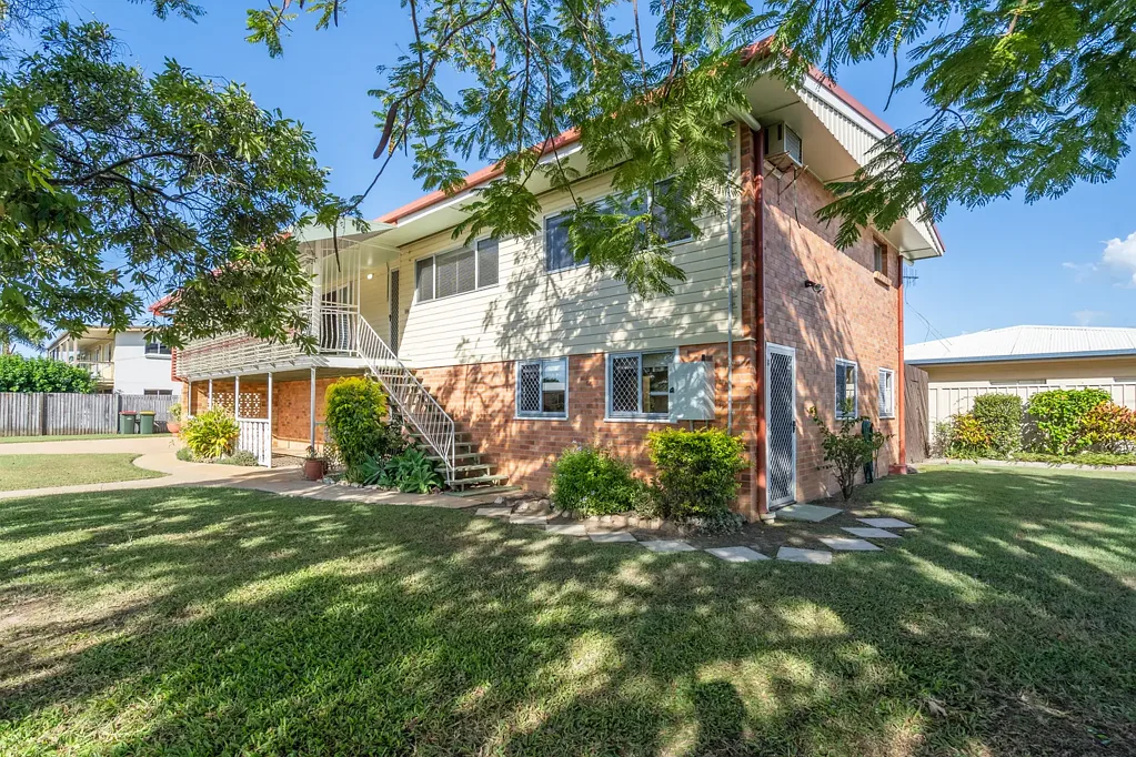 Kepnock 4 Bedroom SPACIOUS TWO STOREY HOME WITH DUAL LIVING POTENTIAL AND EXCEPTIONAL GARAGE SPACE