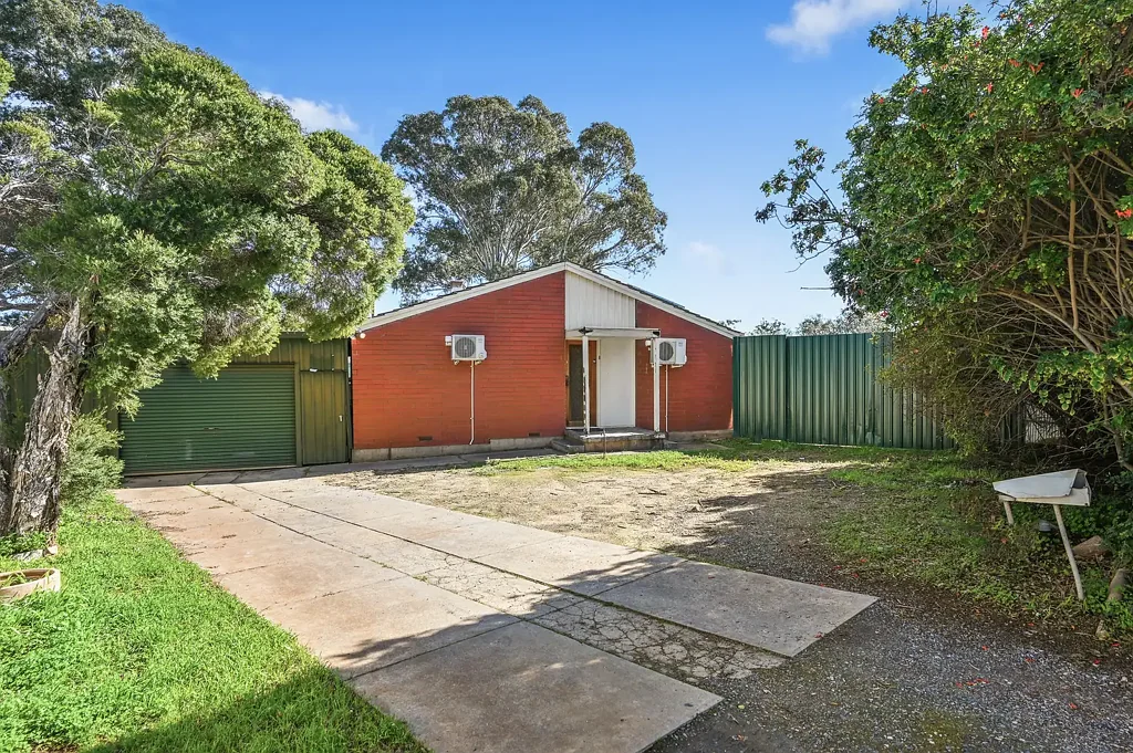 Elizabeth East 3房  A freestanding family home with plenty of parking and room to make it your own.