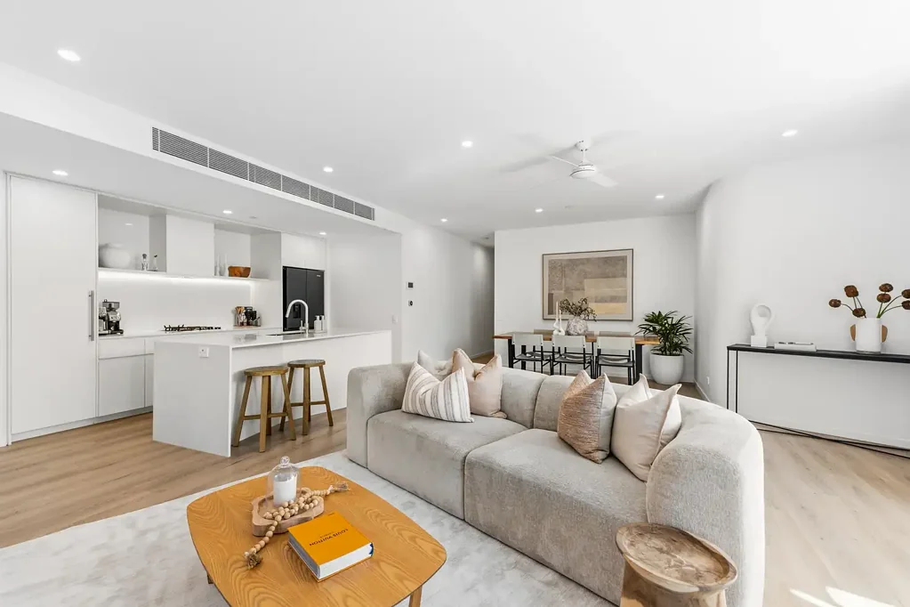 Coolangatta 3房  100m to Kirra Beach | House-Sized 3 Bed + Media | Rare 3 Car Spaces