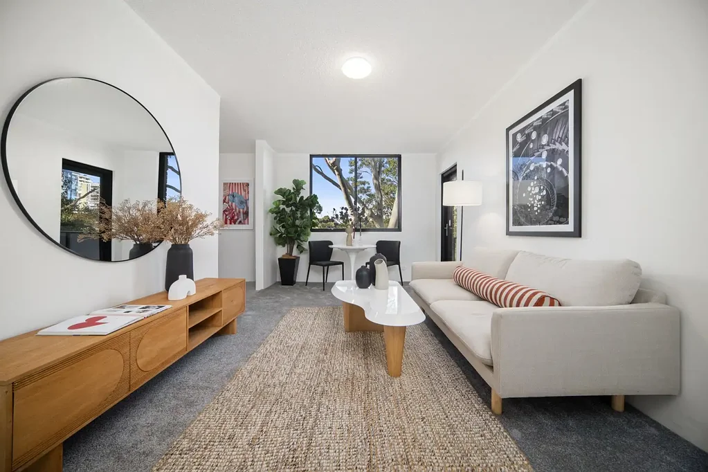 Forest Lodge 1chambre Top Floor Living with Parking, Lift Access & Leafy Views