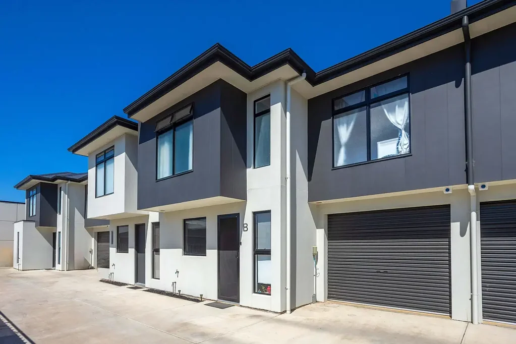 Richmond 2Phòng ngủ Contemporary Townhouse Living in a Prized School Zone