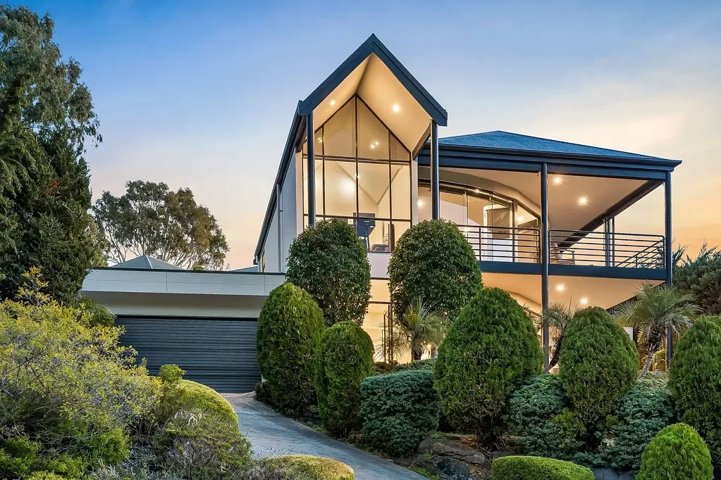 Burnside 4 Bedroom Exclusive Architectural Oasis Captures Blue-Ribbon Burnside at its Best.