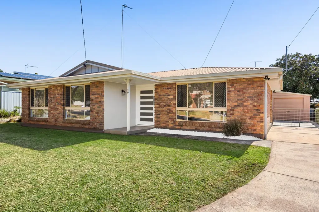 Kearneys Spring 3Kwarto Immaculate Brick Home in Sought After Location