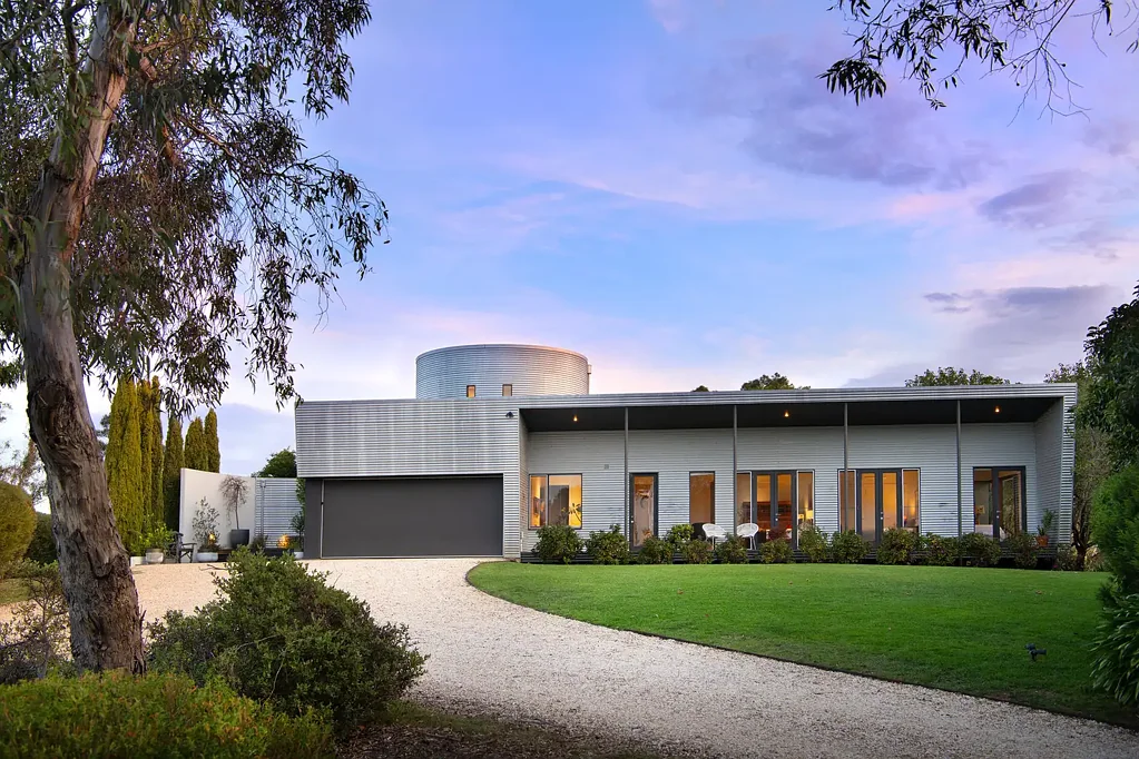 Elphinstone 4ห้องนอน Bold architecture above the treetops, blending modern pavilion living with the Macedon Ranges skyline.