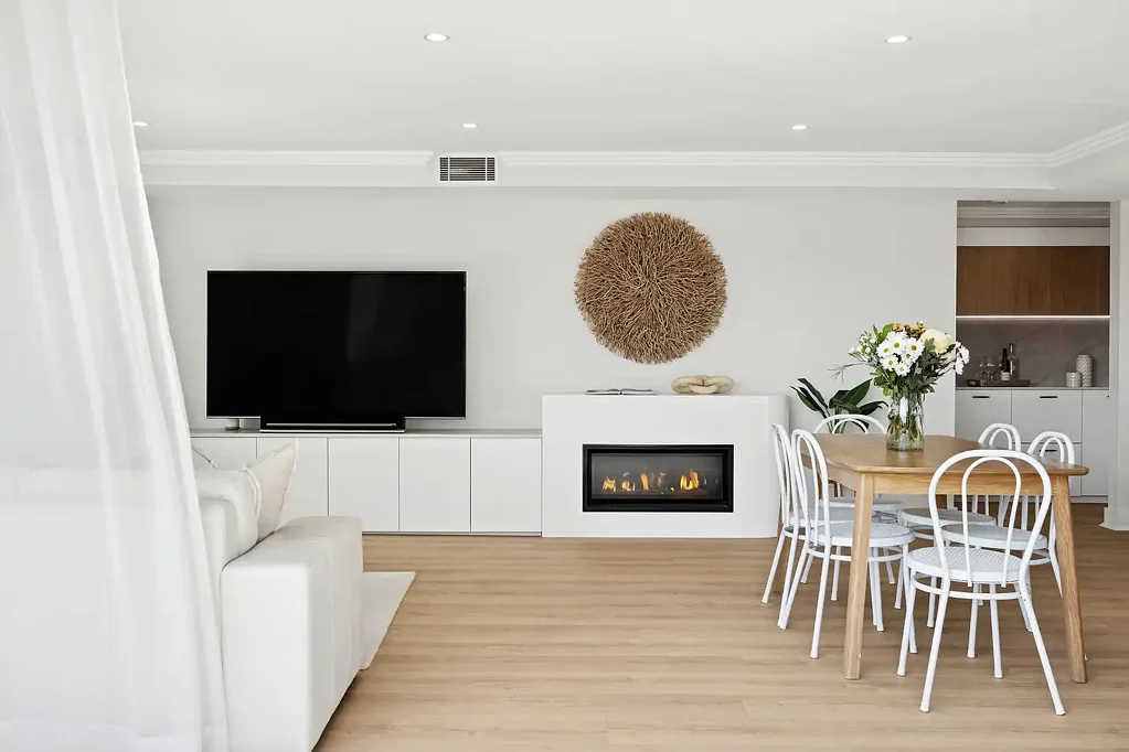 Gymea Bay 3房 山谷美景宁静 顶层复式翻新 Smeg厨房 Taj Mahal台面 开放式起居 双车库电梯 Stylishly upgraded penthouse style villa promises lavish serenity
