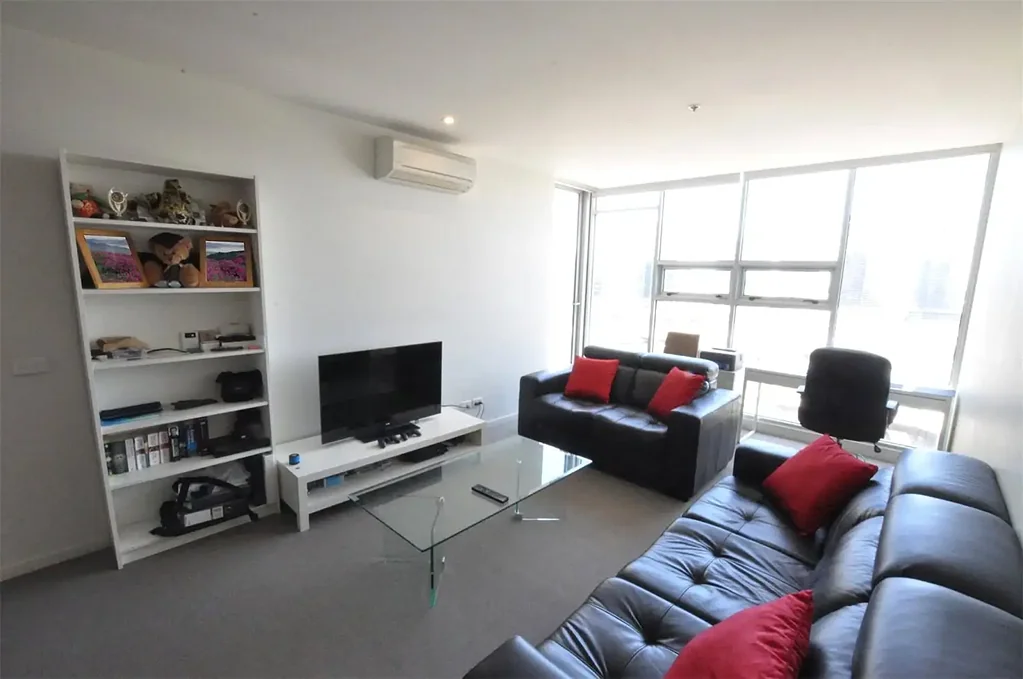 Village Docklands: Stunning Furnished Apartment with Carpark!