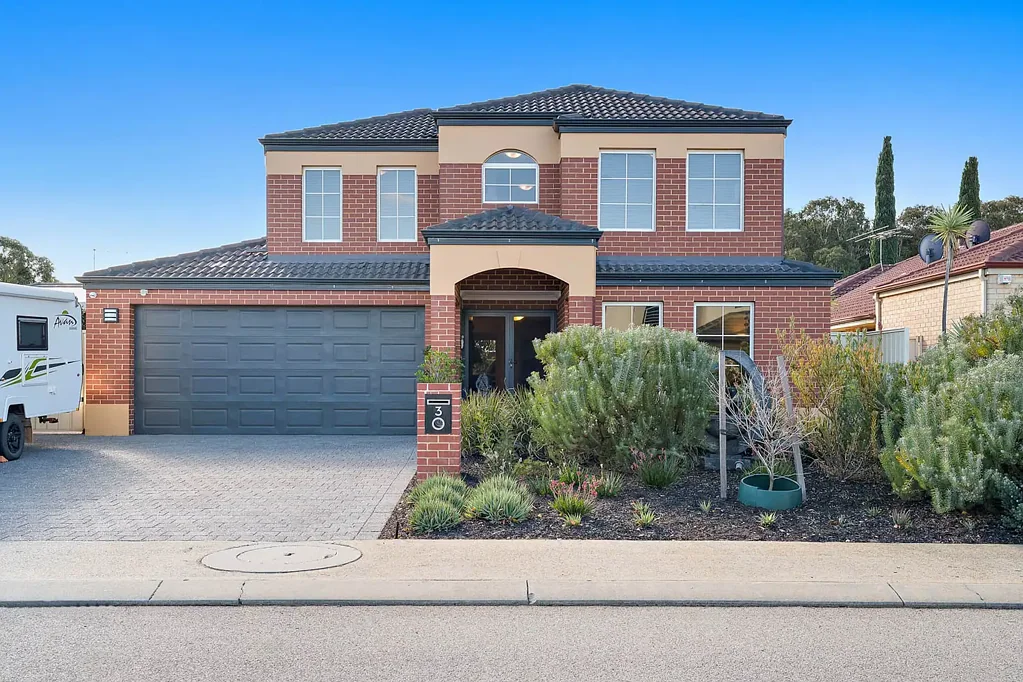 Lake Coogee 4ห้องนอน Stunning Family Sanctuary Designed for Living, Entertaining & Making Memories
