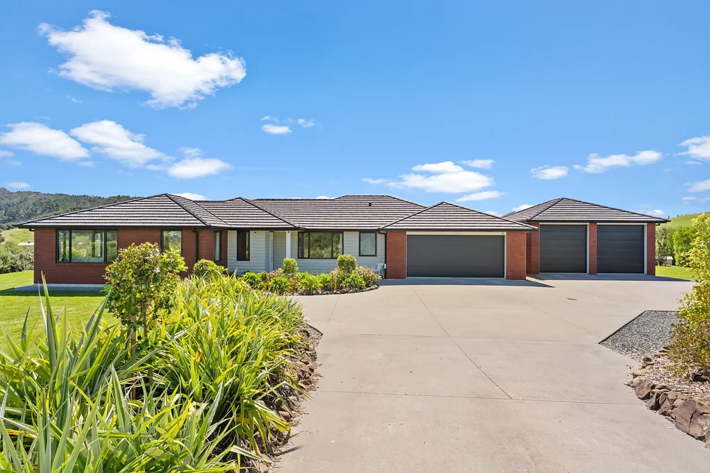 Mangawhai Heads Exceptional garaging, outlook and privacy