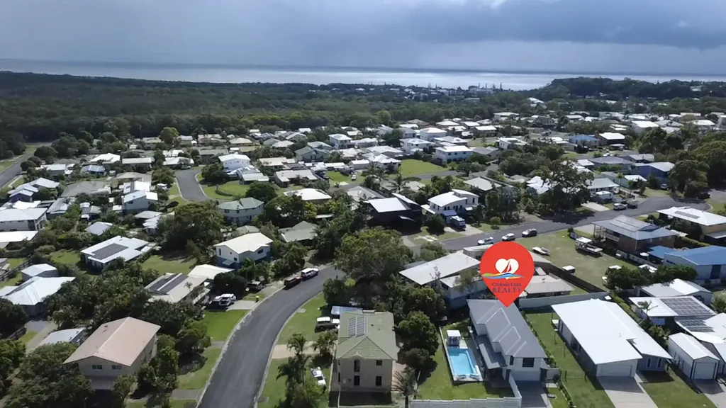 Rainbow Beach 4房  Near-New Coastal Luxury with Pool, Side Access and Sandy Straits Glimpses