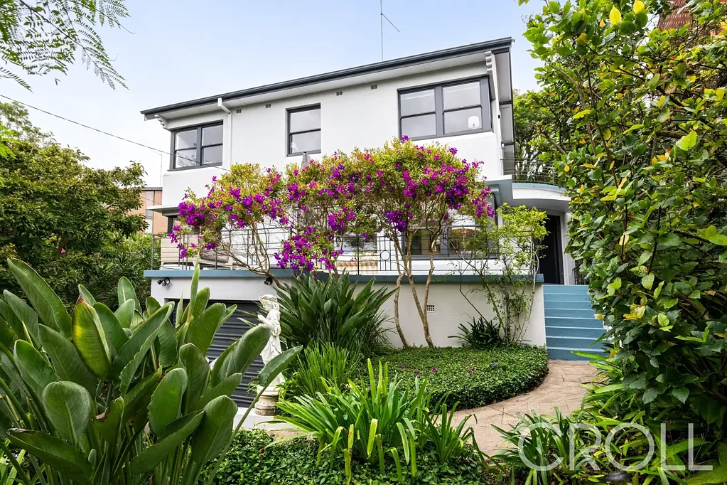 Mosman 5房 海港边Pearl Bay区域 私人死胡同高地处 三层住宅带车库 四卧带花园公寓 翠绿庭院鱼池景 舒适木地板壁炉 Substantial Family Home In Tranquil Pearl Bay Locale