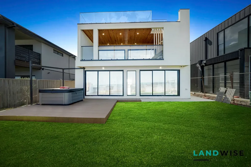 Werribee South 5Kwarto Sky-High Views and Coastal Comfort: Your Dream Home with Roof Terrace
