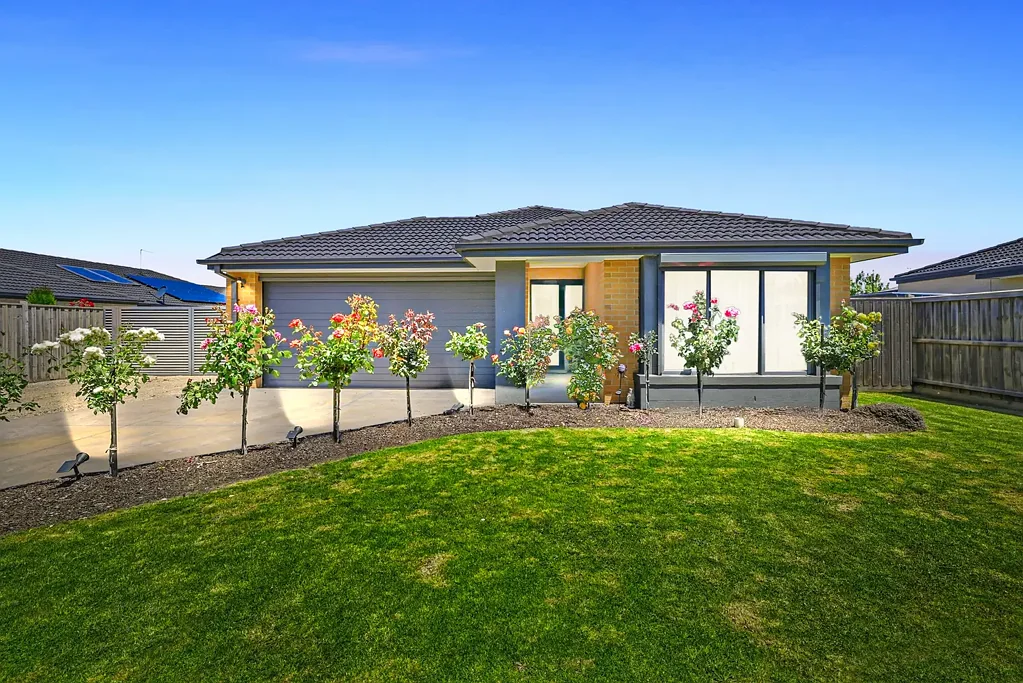 17 Greenfields Boulevard, Romsey, VIC 3434