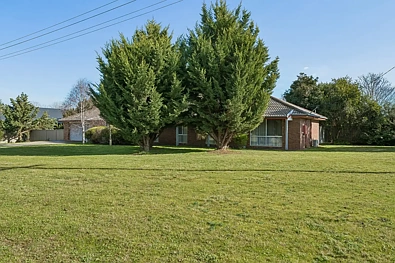 Barooga 4Moenga Immaculatey Presented Family Home Close to all Facilities