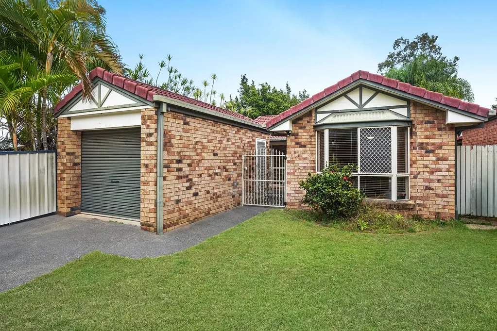 Forest Lake 3ਬੈੱਡਰੂਮ A Practical Forest Lake Home with Plenty of Potential