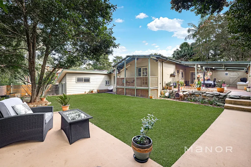 Northmead 4ห้องนอน Modern Split-Level Entertainer in a Quiet, Family-Friendly Setting, Backing onto Reserve