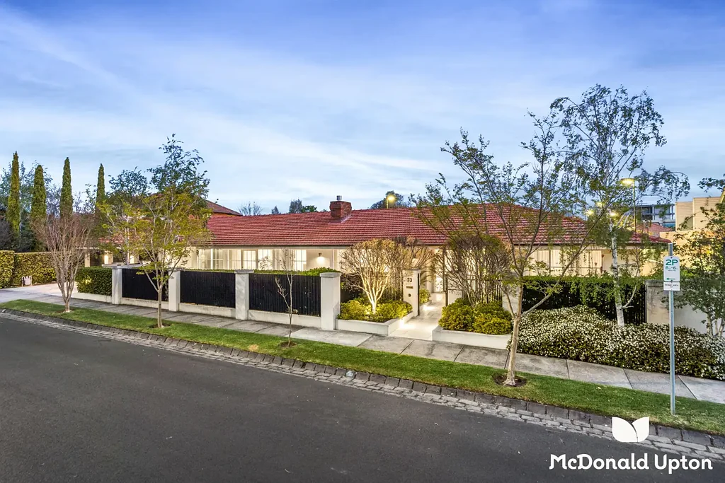 Moonee Ponds 4房 栀子花园环绕 1783sqm巨地块 双扇门厅带水族馆 主卧带环绕更衣室 Miele高端厨房 全尺寸网球场 太阳能泳池 步行至Moonee Ponds Station Expressions of Interest Closing Thursday November 6th at 5:00pm unless sold prior