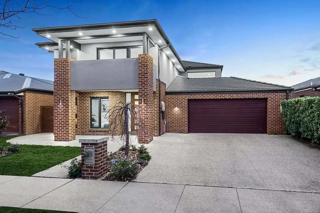 Clyde North 5 Bedroom METRICON MASTERPIECE IN DELARAY ESTATE – LUXURY LIVING AT ITS FINEST