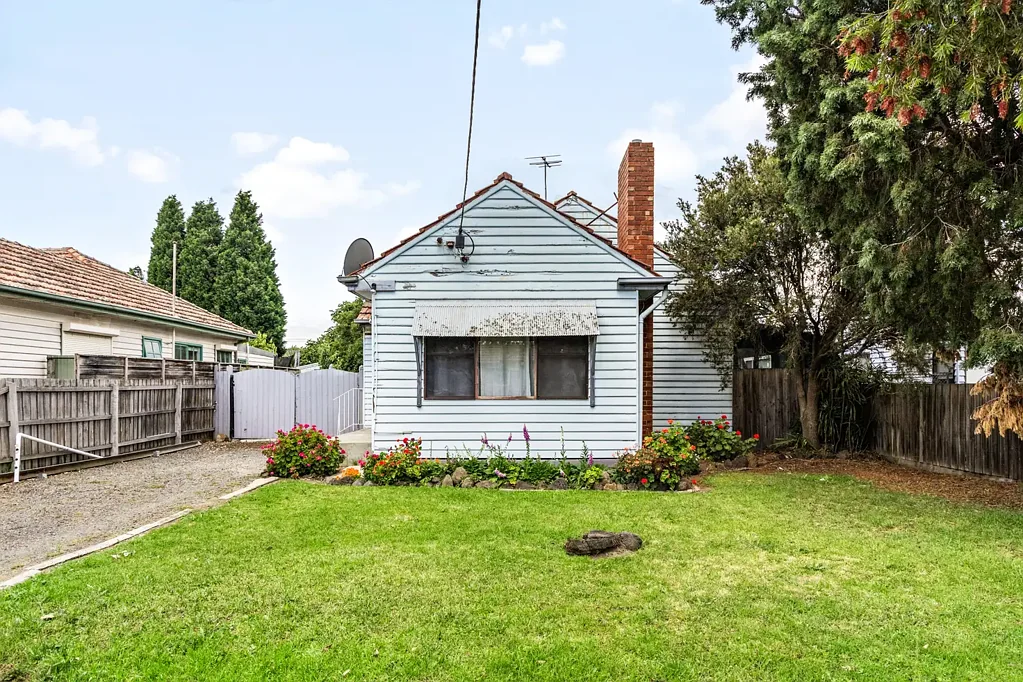 Fawkner 2房 603平米阔地 灵活开发潜力 舒适原状居所 东向阔院 邻近便利商圈 Prime 603 Sqm Opportunity with a Flexible Future