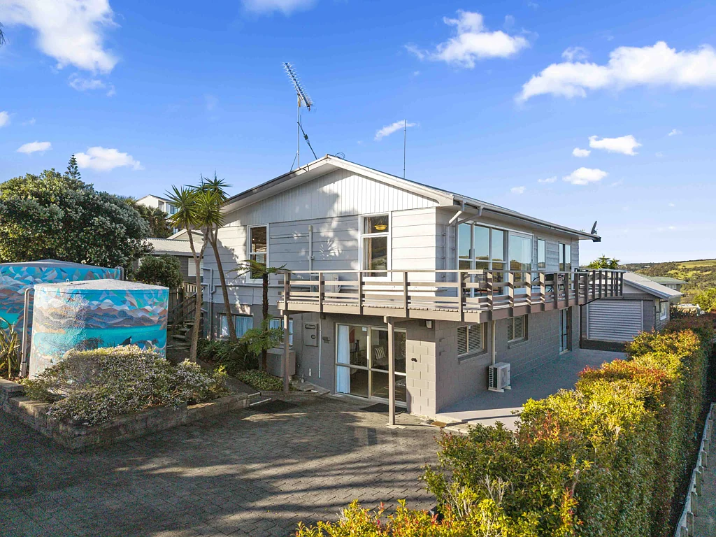 Army Bay 6房  Endless Opportunity with this Legal Home + Income