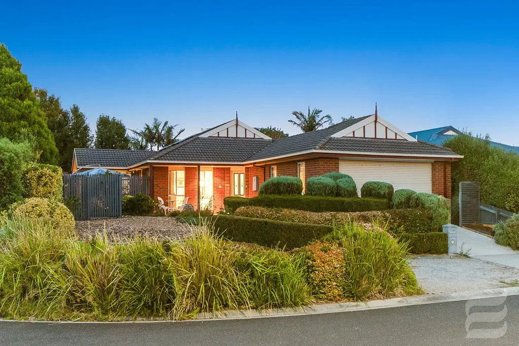8 Rowena Place, Mount Martha, VIC 3934