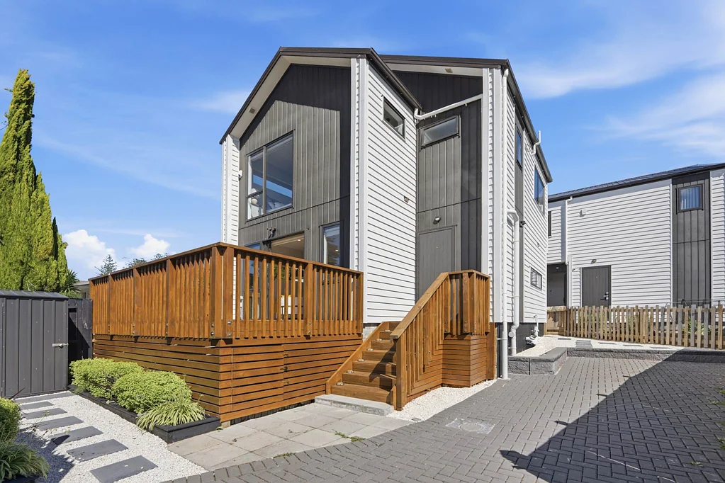 Manurewa 3ห้องนอน Fully Fenced, Smart & Stylish – Modern Living