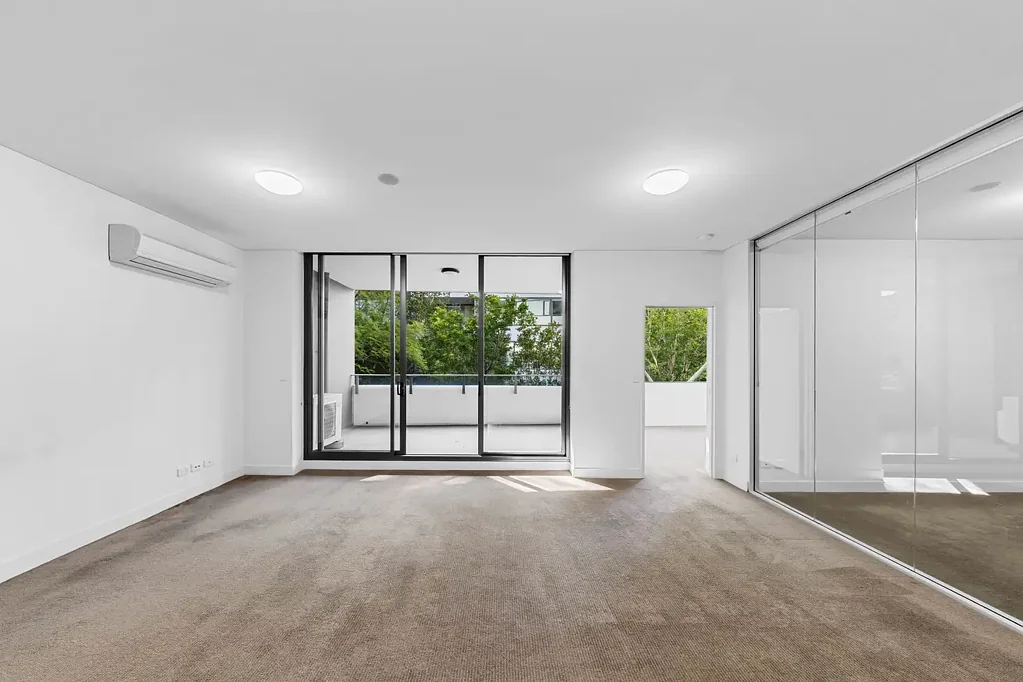 SPACIOUS ONE BEDROOM APARTMENT WITH A STUDY ROOM