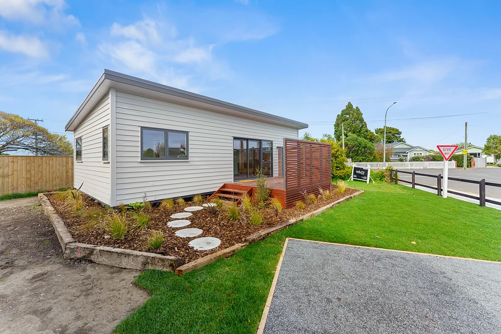 Otaki 2 Slaapkamer CENTRAL TOWN PAD - BRAND NEW!