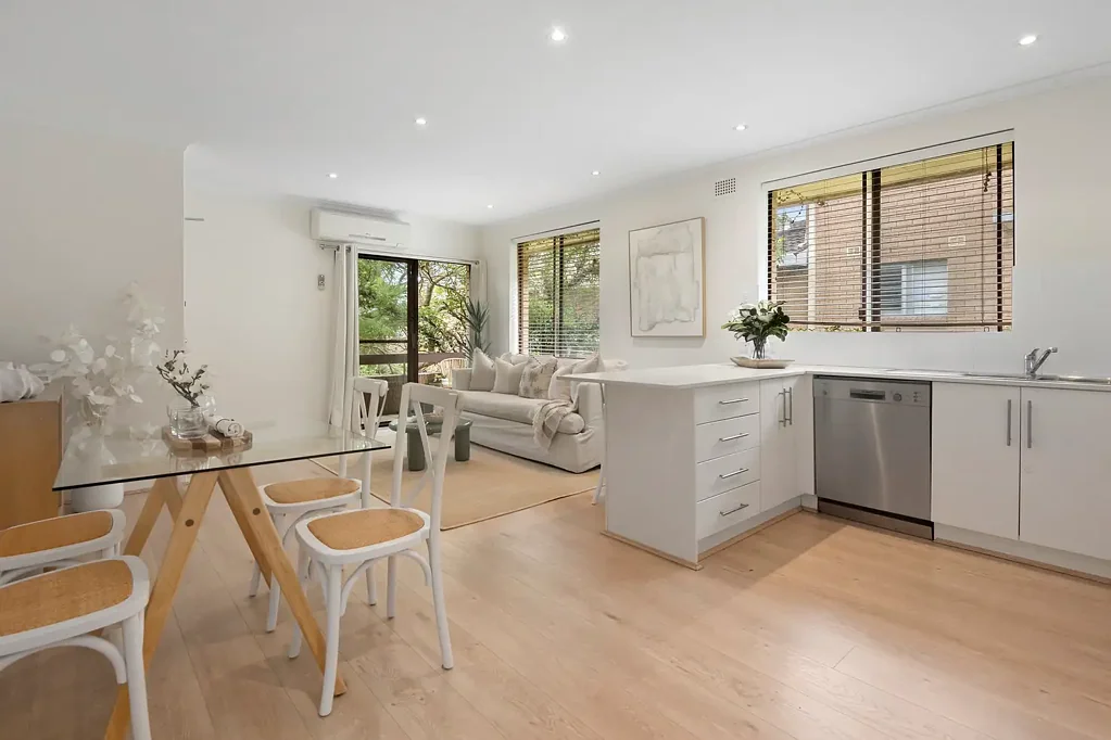Idyllic top floor modern apartment in prime coastal setting