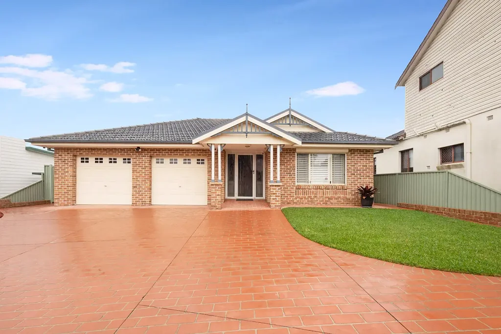 Chester Hill 5部屋 Spacious Family Living on a Rare 733.5sqm Block