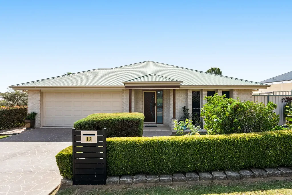Crows Nest 4 Bedroom Big Bold and Beautiful - Immaculate Family Living At Its Finest