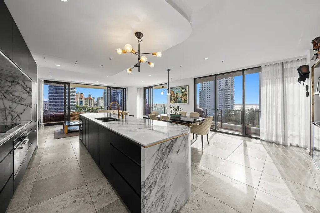 Broadbeach 3 Slaapkamer Half-Floor Luxury in 'Infinity' | Elevated North-East Coastal Living