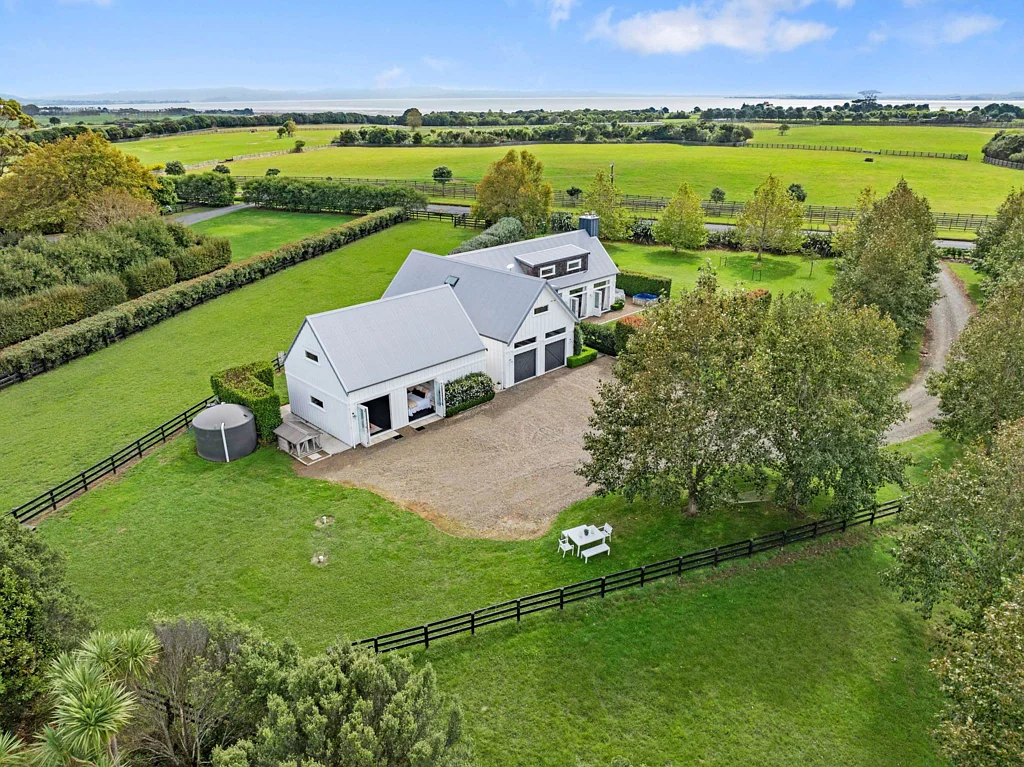 Karaka 5房  Elegant Country Home + Separate Apartment