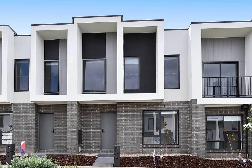 Contemporary Two-Level Townhouse with Flexible Living & Modern Comfort