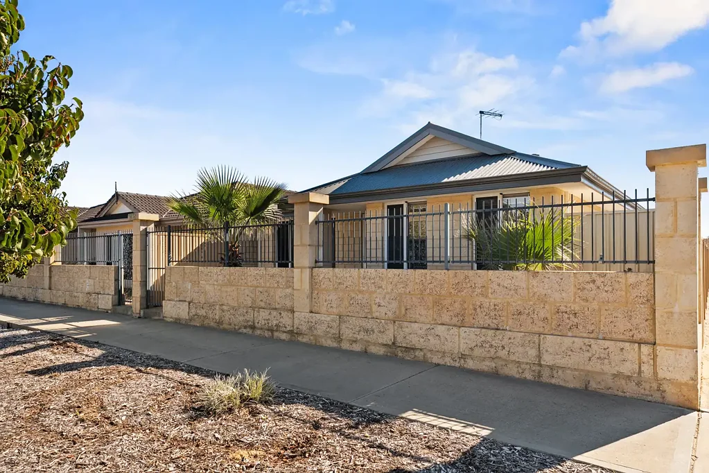 Baldivis 4ห้องนอน PARK FRONT HOME IN THE DALES!