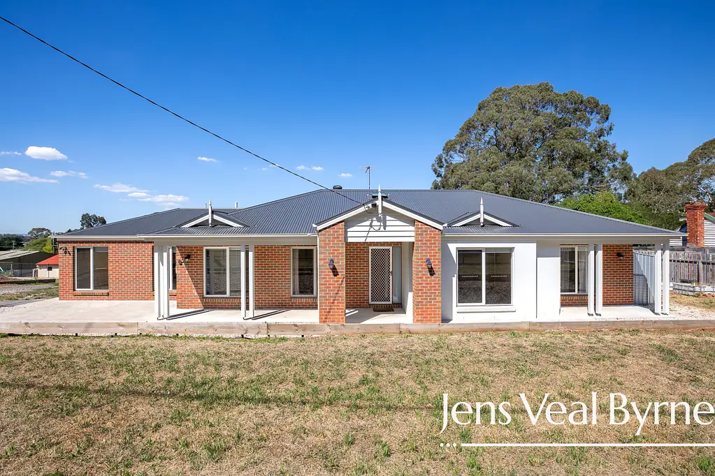 Mount Egerton 4房  Spacious Family Living on a large corner block