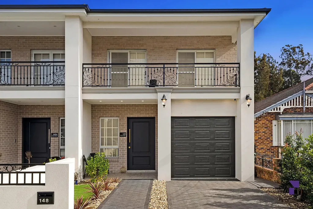 Yagoona 5कमरा Contemporary dual-level home backdropped by Sefton Golf Club