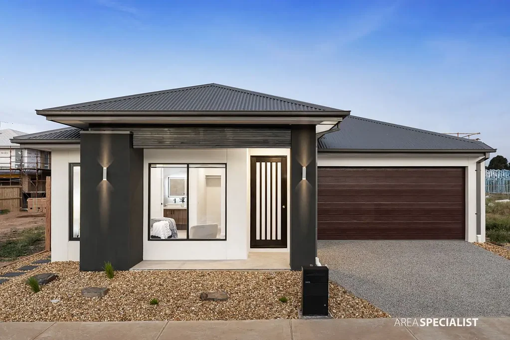 Werribee 4બેડરૂમ LISTED AS: Brand-New Luxury Custom-Built Home in the Riverwalk Estate! FHOG & Stamp Duty Savings Available.