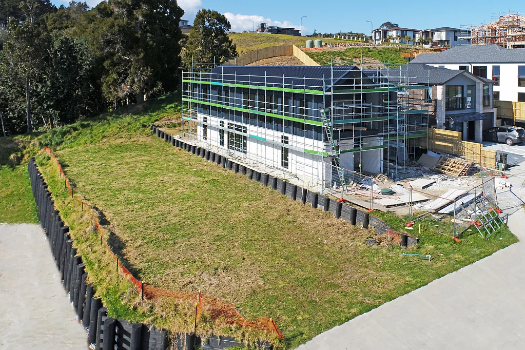Flat Bush Rare 749sqm section on prestigious Bremner Ridge